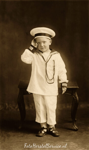 Herstelde foto van jongetje in matrozenpak – gerestaureerd, kleur en contrast verbeterd door FotoHerstelService.nl